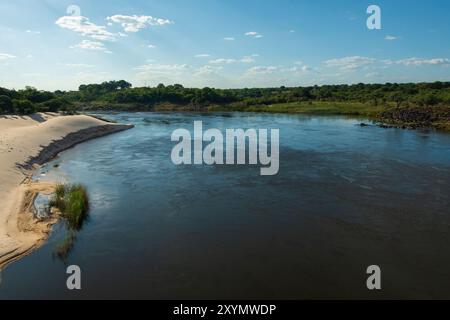 La belle rivière Zambèze en Zambie, pendant la saison sèche Banque D'Images