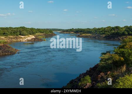 La belle rivière Zambèze en Zambie, pendant la saison sèche Banque D'Images