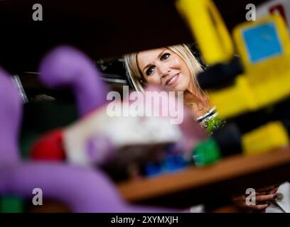 ZUNDERT - Reine Maxima lors de sa visite à la préparation de la parade de fleurs Zundert. Maxima rend visite à des bénévoles construisant des chars pour la parade des fleurs dans trois hameaux. ANP SEM VAN DER WAL netherlands Out - belgique Out Banque D'Images