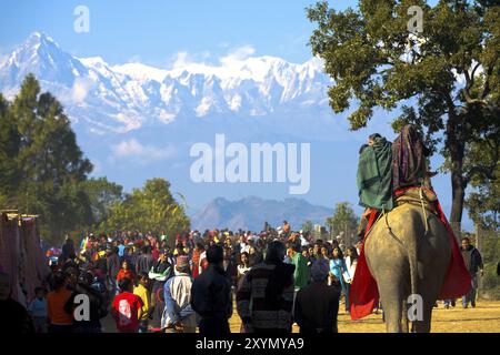 Bandipur, Népal, 17 décembre 2007 : magnifique chaîne de montagnes de l'Himalaya en toile de fond au festival local népalais dans une ville de colline, en Asie Banque D'Images