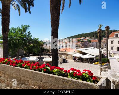 Vue vers le port depuis la porte terrestre Korcula ville Korcula Dalmatie Croatie Banque D'Images