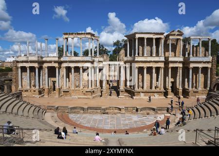 Grand théâtre romain avec d'impressionnantes colonnes anciennes et de nombreux spectateurs dans les rangées de sièges sous un ciel bleu, Teatro Romano de Merida, théâtre romain Banque D'Images