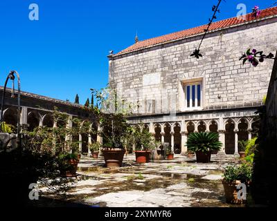 Cloître et cour à l'église de notre-Dame de la Miséricorde dans le monastère franciscain sur l'île de Badija Korcula Dalmatie Croatie Banque D'Images