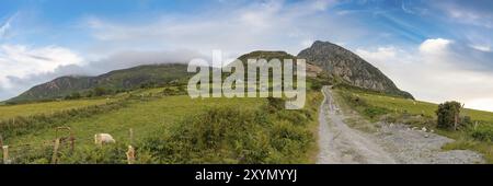 Paysage gallois sur la péninsule de Llyn, vue vers Yr Eifl et Trefor Quarry, près de Trefor, Gwynedd, pays de Galles, Royaume-Uni Banque D'Images