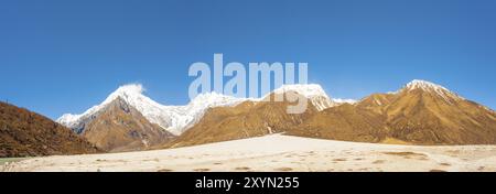 Vue panoramique vue paysage de montagnes de l'Himalaya et Langtang Lirung avec pic vallée aride toundra alpine à haute altitude près de Kyanj Banque D'Images