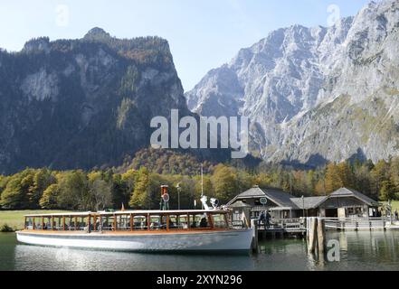 Bateau à la jetée de Bartholomae en automne, Koenigsee, Bavière, Allemagne, Europe Banque D'Images