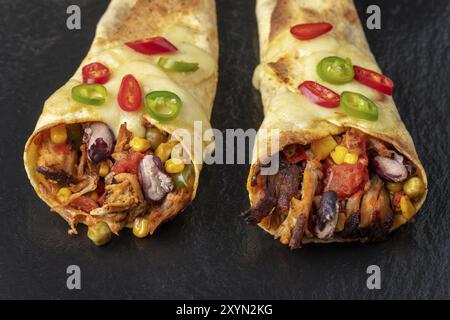 Vue d'ensemble des enchiladas sur l'ardoise Banque D'Images