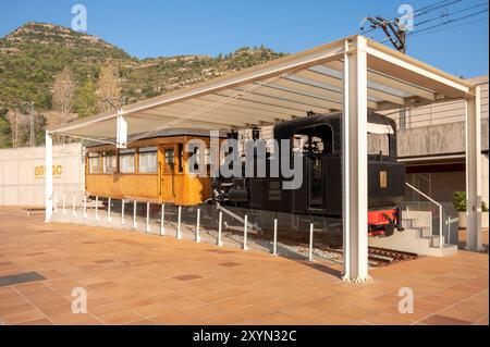 Montserrat, Espagne - 3 août 2024 : train historique au pied du mont Serrat, Espagne Banque D'Images