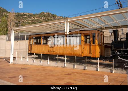 Montserrat, Espagne - 3 août 2024 : train historique au pied du mont Serrat, Espagne Banque D'Images