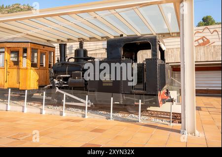 Montserrat, Espagne - 3 août 2024 : train historique au pied du mont Serrat, Espagne Banque D'Images