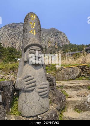 Statue de Dol hareubang à Sanbangsan, île de Jeju, Corée du Sud, Asie Banque D'Images