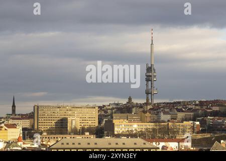 Prague, République tchèque, 20 mars 2017 : tour de télévision Zizkov et vue sur l'horizon, Europe Banque D'Images