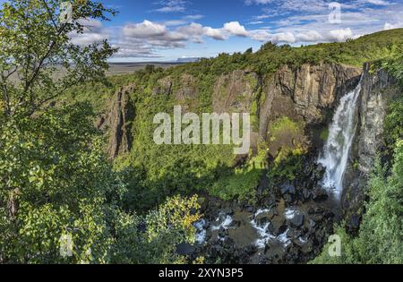 Chute d'eau Hundafoss (sur le chemin de la chute d'eau de Svartifoss) dans le parc national de Skaftafell, dans le sud de l'Islande Banque D'Images