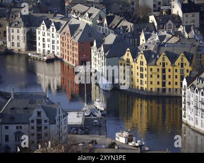 Vue de la ville d'Alesund, Norvège, à mi-chemin d'Aksla, une colline qui surplombe la ville. Vue panoramique de la ville d'Alesund, Norvège, de partwa Banque D'Images