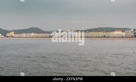 Llandudno, Conwy, Clwyd, pays de Galles, Royaume-Uni, 08 juin 2018 : vue depuis la jetée vers la plage et les maisons de la Parade Sud Banque D'Images