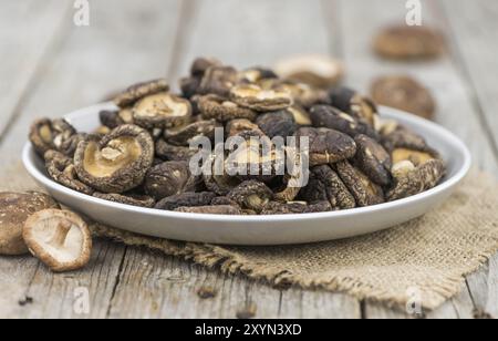 Certains des champignons shiitake (séché) comme détaillé close-up shot, selective focus Banque D'Images