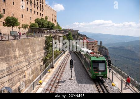 Montserrat, Espagne - 3 août 2024 : train arrivant au monastère de Montserrat en Espagne près de Barcelone. Banque D'Images