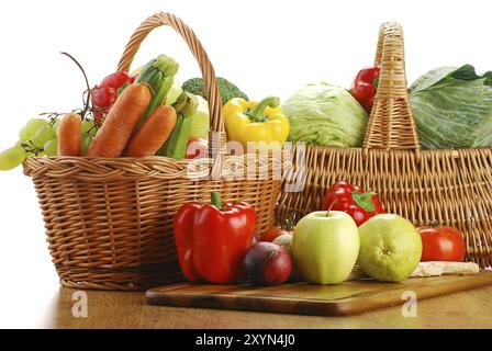 La composition avec des légumes crus et panier en osier Banque D'Images