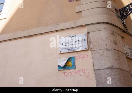 Barcelone, Espagne - 3 août 2024 : panneau sur le bâtiment pour la Placa de George Orwell dans le quartier gothique. Banque D'Images