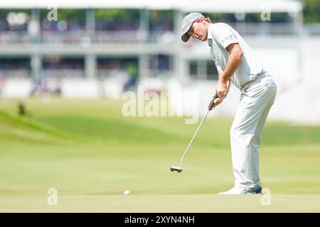 Atlanta, Géorgie, États-Unis. 29 août 2024. Russell Henley (États-Unis) lance le premier green lors de la première manche du championnat 2024 du East Lake Golf Club. (Crédit image : © Debby Wong/ZUMA Press Wire) USAGE ÉDITORIAL SEULEMENT! Non destiné à UN USAGE commercial ! Banque D'Images