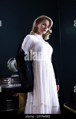 Femme blonde habillée dans le style des années quarante dans un bar Banque D'Images