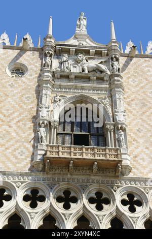 Détail du Palazzo Ducale (Palais des Doges), dans un style gothique un jour d'été. Venise, Italie, Europe Banque D'Images