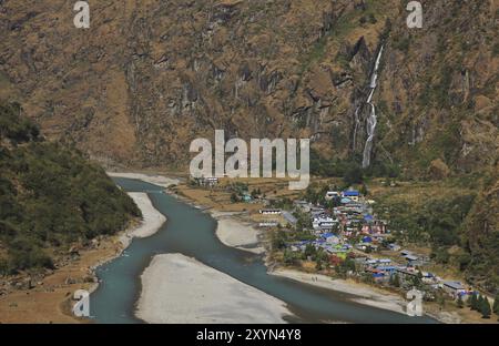 Village coloré de Tal, zone de conservation de l'Annapurna, Népal. Rivière Marsyangdi turquoise. Cascade Banque D'Images