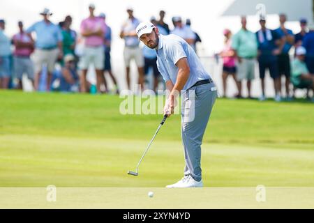 Atlanta, Géorgie, États-Unis. 29 août 2024. Patrick Cantlay (États-Unis) lance le premier green lors de la première manche du championnat 2024 TOUR à East Lake Golf Club. (Crédit image : © Debby Wong/ZUMA Press Wire) USAGE ÉDITORIAL SEULEMENT! Non destiné à UN USAGE commercial ! Banque D'Images