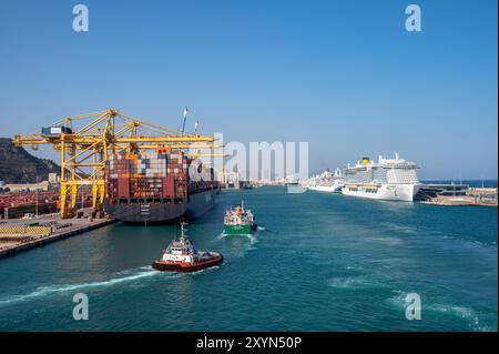 Barcelone, Espagne - 4 août 2024 : bateaux de croisière alignés dans le port de Barcelone. Banque D'Images