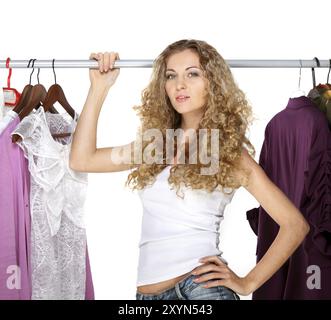 Portrait d'une belle blonde curly girl selecting clothes Banque D'Images