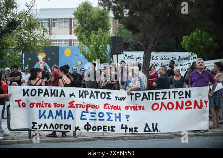 Athènes, Grèce. 29 août 2024. Les manifestants tiennent une banderole qui dit ''la maison de Spyros est la maison de chacun d'entre nous. Pas de saisies de maisons'' lors d'une manifestation contre une expulsion familiale de leur maison en raison de saisies immobilières. Les manifestants accusent les banques, les fonds et le gouvernement grec de cruauté car ils prétendent que la famille qui ne peut pas rembourser son hypothèque a un enfant handicapé. Le pays est confronté à une pénurie croissante de logements qui est devenue un grave problème social le rendant extrêmement inabordable pour les ménages ordinaires. (Crédit image : © Dimitris Aspiotis/Pacific Press via ZUMA Pre Banque D'Images