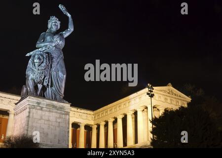Statue de Bavière sur le bord de la Theresienwiese à Munich Banque D'Images