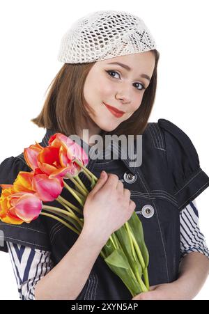 Jeune fille brune mignonne dans le style parisien avec des fleurs de tulipe Banque D'Images