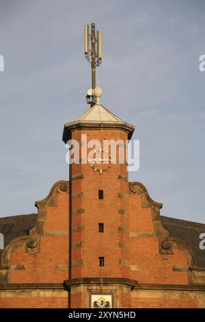 Antennes de téléphonie mobile au sommet de la tour de l'ancien bâtiment de la poste à Lemgo (district de Lippe, Rhénanie du Nord-Westphalie) Banque D'Images