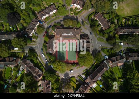 Harborne, Birmingham, 30 août 2024. Le Circle Tennis Club à Harborne est unique car il se trouve dans un rond-point entouré d'un domaine de logement verdoyant. Le club date de 1918. Il a été construit à l'origine comme le village de Moor Pool Estate vert aux Hears of the Circle et a été utilisé pour des festivités et des occasions spéciales. Photo par crédit : arrêter presse Media/Alamy Live News Banque D'Images