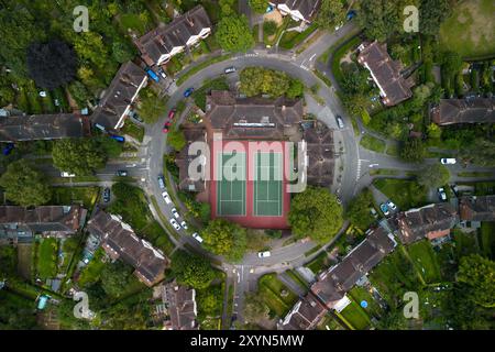 Harborne, Birmingham, 30 août 2024. Le Circle Tennis Club à Harborne est unique car il se trouve dans un rond-point entouré d'un domaine de logement verdoyant. Le club date de 1918. Il a été construit à l'origine comme le village de Moor Pool Estate vert aux Hears of the Circle et a été utilisé pour des festivités et des occasions spéciales. Photo par crédit : arrêter presse Media/Alamy Live News Banque D'Images