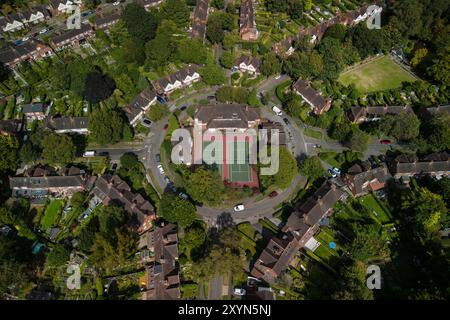 Harborne, Birmingham, 30 août 2024. Le Circle Tennis Club à Harborne est unique car il se trouve dans un rond-point entouré d'un domaine de logement verdoyant. Le club date de 1918. Il a été construit à l'origine comme le village de Moor Pool Estate vert aux Hears of the Circle et a été utilisé pour des festivités et des occasions spéciales. Photo par crédit : arrêter presse Media/Alamy Live News Banque D'Images