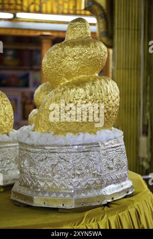 Bouddha doré dans la Pagode Phaung Daw U sur le lac Inle au Myanmar Banque D'Images