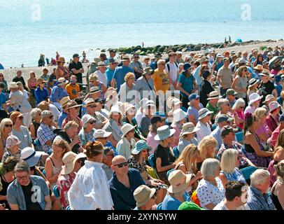 Le public d'un groupe hommage aux Beatles sur le front de mer à Rottingdean Banque D'Images