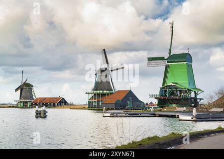 Vue sur les moulins à vent dans le village néerlandais typique à Zaanse Schans en Pays-Bas Banque D'Images