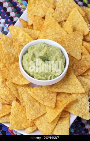 Le guacamole avec des chips de maïs trempette mexicaine traditionnelle Banque D'Images