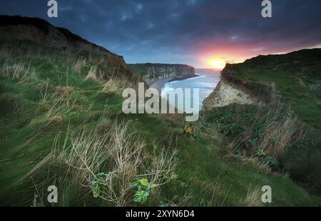 Coucher de soleil sur les falaises dans l'océan, Etretat, Normandie, France, Europe Banque D'Images