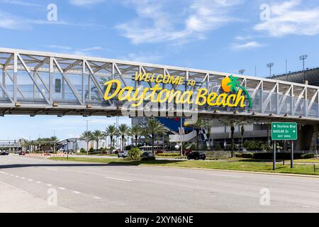 Le panneau Welcome to Daytona Beach est situé à l'extérieur du Daytona International Speedway, sur un pont piétonnier. Banque D'Images