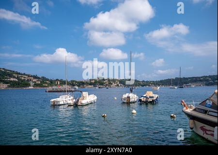 Nice, France - 7 août 2024 : habour dans la ville française de Villefranche sur mer. Banque D'Images