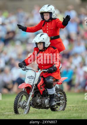 L'équipe IMPS Motorcycle Display se produit à Chatsworth House à Bakewell, Derbyshire pendant la Chatsworth Country Fair. Date de la photo : vendredi 30 août 2024. Banque D'Images