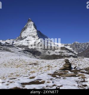 Matterhorn et cairn recouverts de neige. Scène d'automne dans les Alpes suisses Banque D'Images