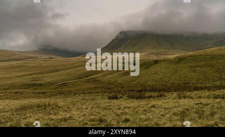 Sombres nuages sur Picws Du (Bannau Sir Gaer) dans le Carmarthen Fans, Carmarthenshire, Pays de Galles, Royaume-Uni Banque D'Images