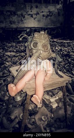 Vieille poupée dans un masque à gaz dans une maison abandonnée Tchernobyl Ukraine Banque D'Images