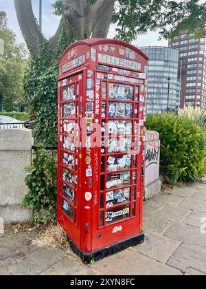 une boîte téléphonique classique k2 rouge britannique recouverte d'autocollants à londres angleterre royaume-uni Banque D'Images