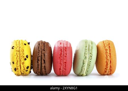 Macarons français colorés sur fond rose traditioanal désert en France Banque D'Images